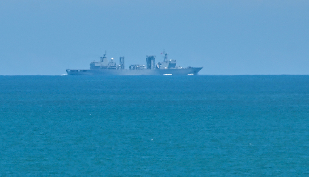 Un buque militar chino navega frente a la isla de Pingtan, uno de los puntos más cercanos de China continental a Taiwán.AFP