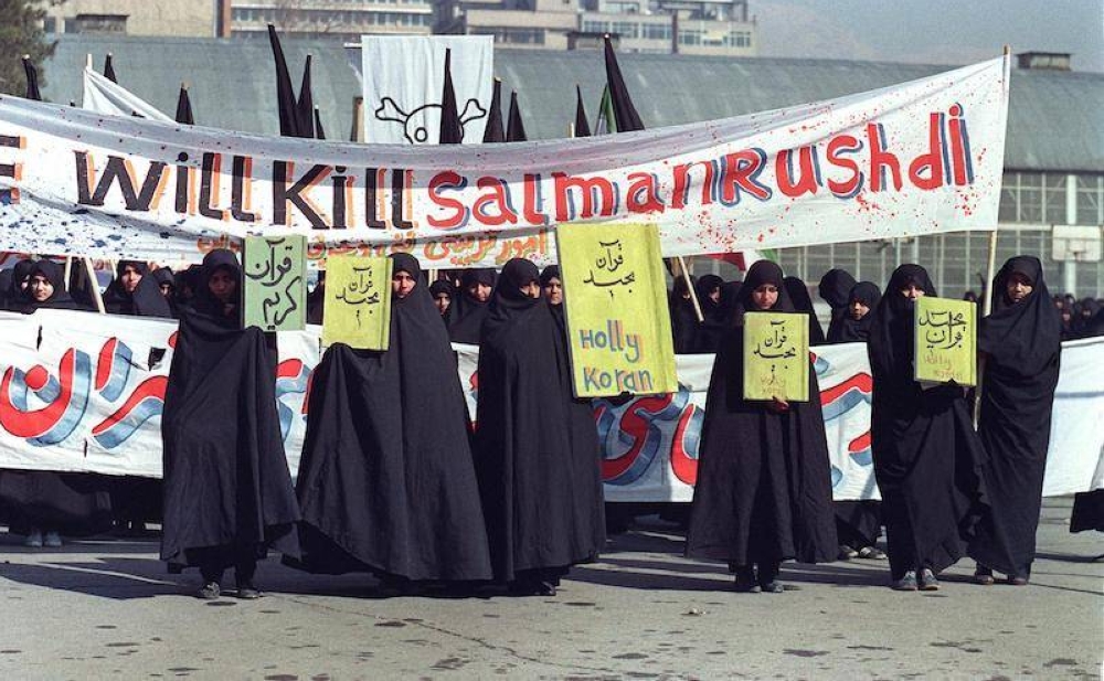 Una imagen de archivo del 17 de febrero de 1989, cuando mujeres iraníes sostenían una manta que decía: 