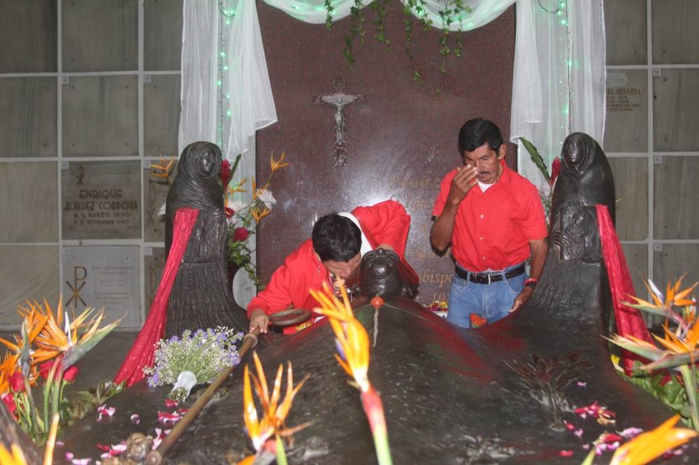 La celebración se concentra en la cripta donde reposan los restos de Romero. / Mauricio Coreas. 