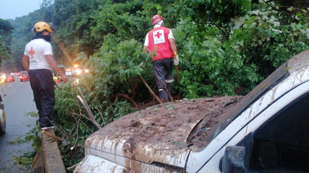 Derrumbe en la carretera conocida como Los Chorros