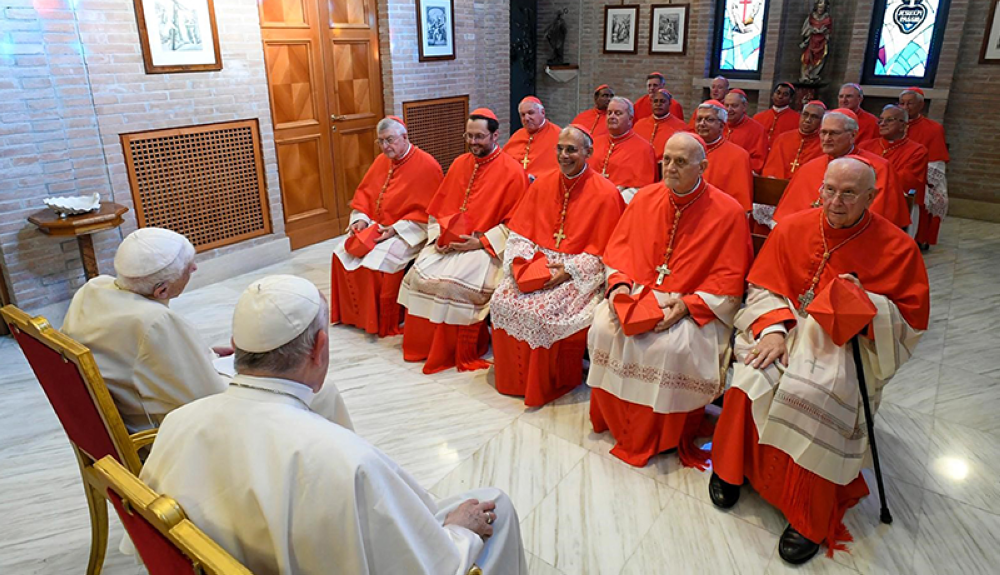 El papa Francisco y el papa emérito Benedicto XVI reunidos con nuevos cardenales luego de un consistorio para crear 20 nuevos cardenales en el Vaticano.AFP