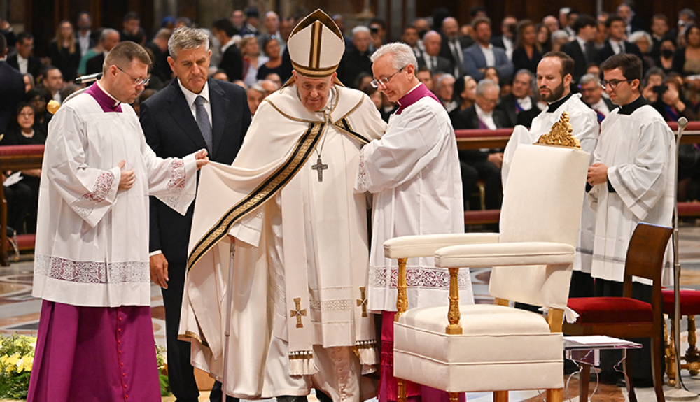 El papa Francisco es ayudado para llegar a su asiento cuando llega para presidir un consistorio para crear 20 nuevos cardenales.AFP