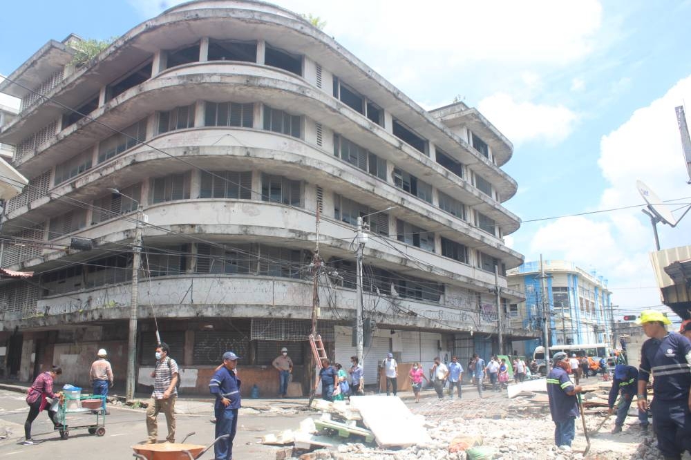 Los edificios de la calle Arce empezaron a ganar protagonismo tras desmontar los puestos. / Gabriel Aquino. 