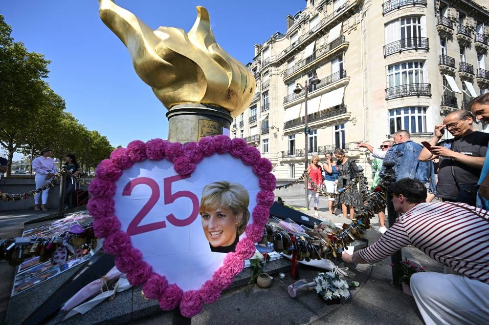 Mensajes dedicados a la princesa Diana Spencer en el monumento 