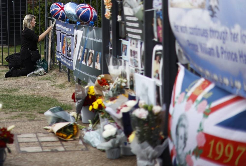 Una mujer participa en una reunión para rendir homenaje en el 25 aniversario de la muerte de la princesa Diana, frente al Palacio de Kensington / AFP