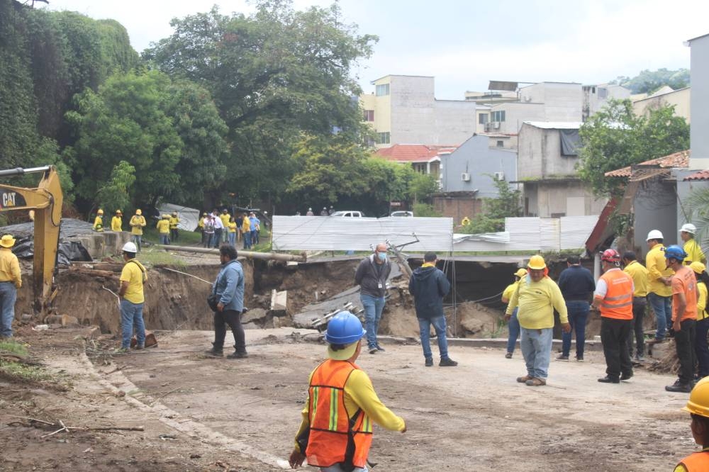 La zona estaba restringida desde esta mañana. Muchos habitantes sacaron su ropa y han buscado lugares provisionales para quedarse. / Gabriel Aquino. 