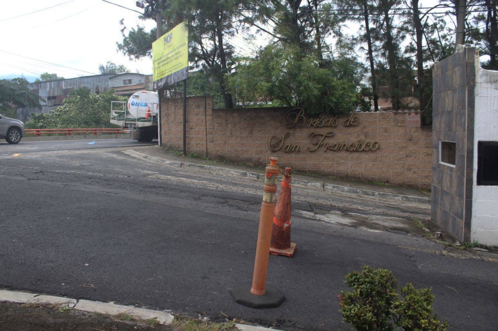 La entrada de la residencial Brisas de San Francisco y al fondo el puente que indica la circulación del arenal de Montserrat. Gabriel Aquino