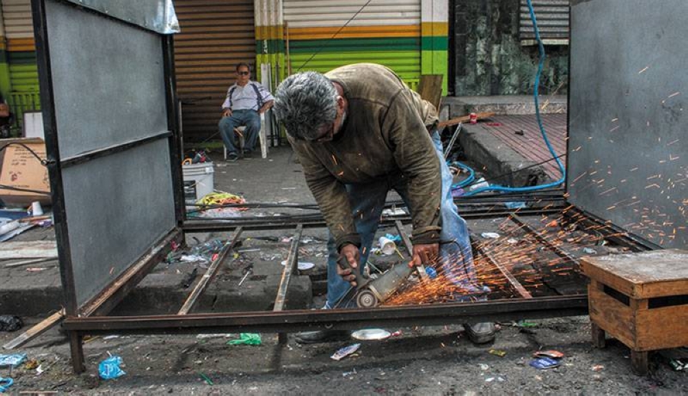 Los vendedores desprendieron desde pisos, paredes y  material metálico. /F.V.