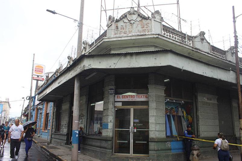 La casa Mata Centell fue construida en 1890 y actualmente es el centro textil, ubicado en la esquina opuesta al Palacio Nacional. / Gabriel Aquino