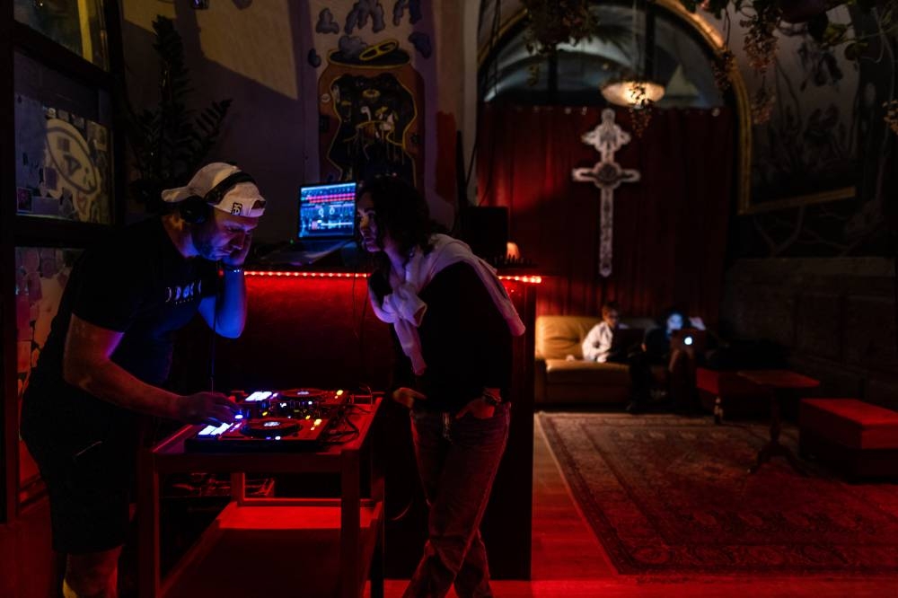 Un DJ toca dentro de The Karma Bar en Varsovia, Polonia. Foto AFP 