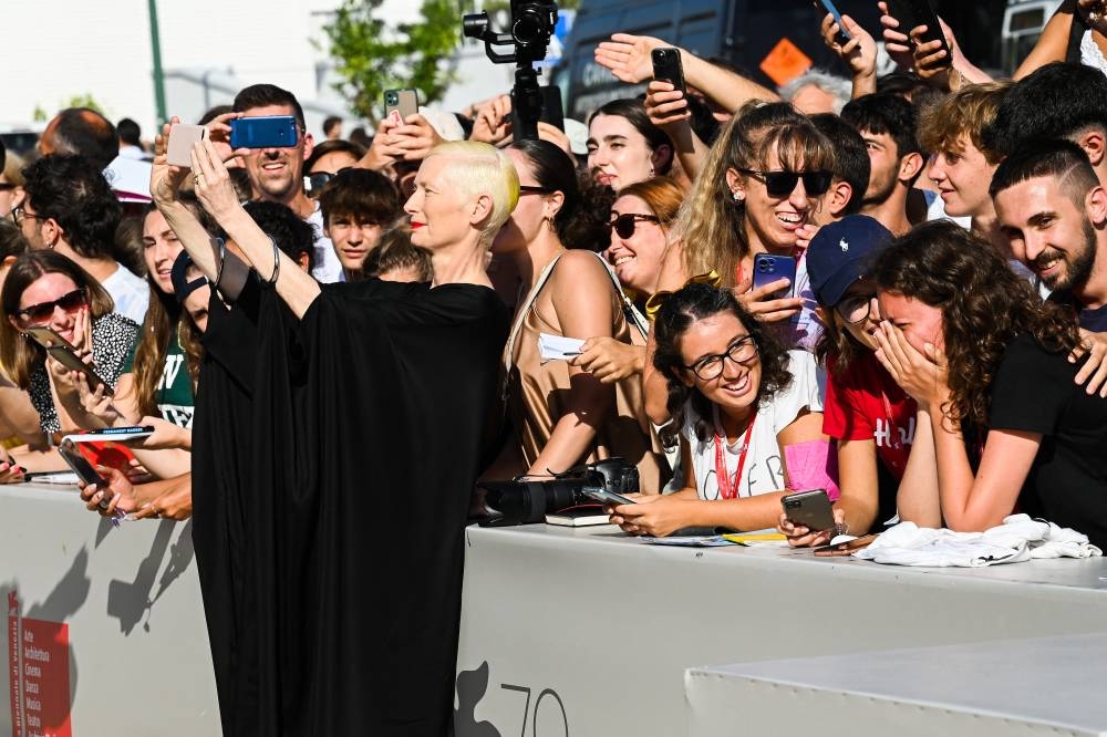 Tilda Swinton se toma una selfie con sus fans en la gala del 79 Festival Internacional de Cine de Venecia / AFP