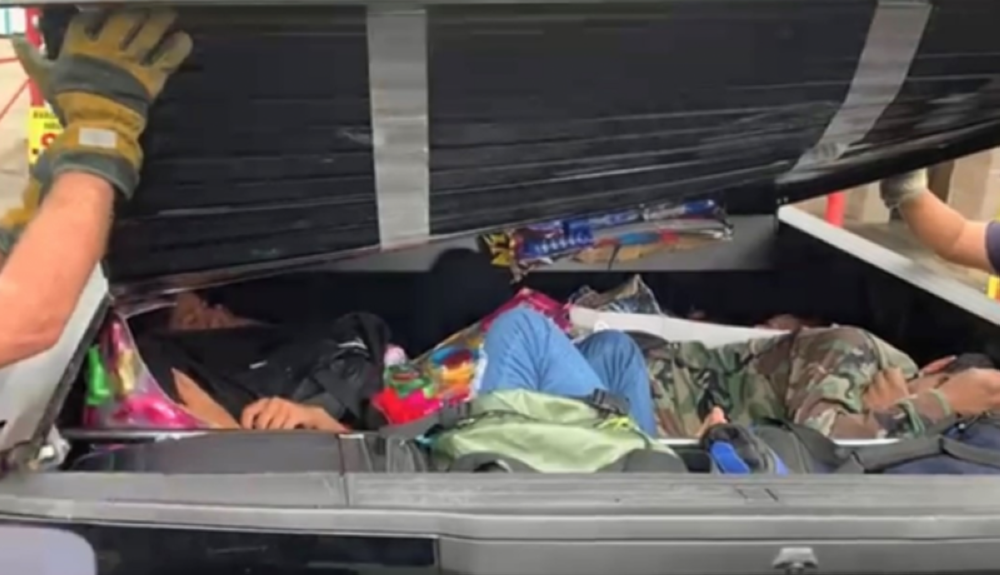 Migrantes transportados en remolque de camioneta. Departamento de Justicia de EEUU