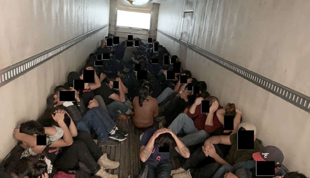 Migrantes dentro de trailer. Departamento de Justicia de EEUU