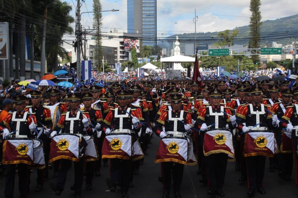 Son 22 centros educativos del departamento de San Salvador desfilarán, un promedio de 2,500 estudiantes, 500 adultos entre docentes y administrativos estarán involucrados en la organización y desarrollo del evento. Foto Emerson del Cid