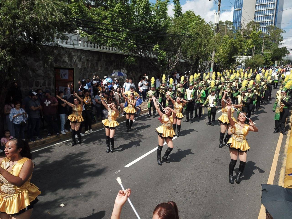 La tradicionales cachiporristas engalanan el desfile. Foto Emerson del Cid