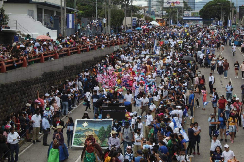 El desfile estudiantil recorrió la alameda Roosevelt. Emerson del Cid.