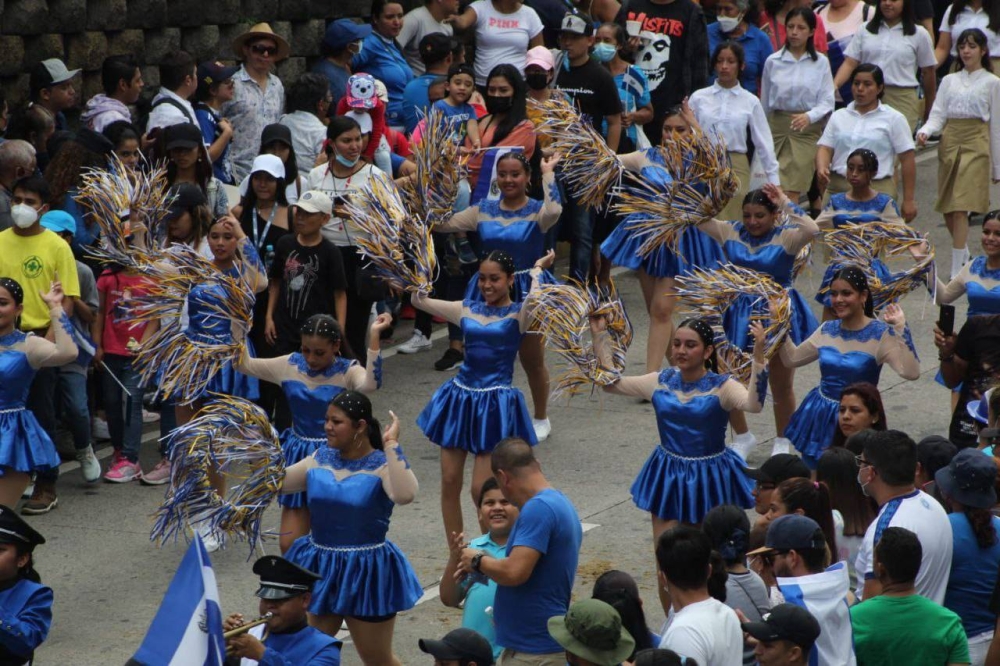 Porristas de diferentes instituciones desfilaron este 15 de septiembre. Emerson del Cid