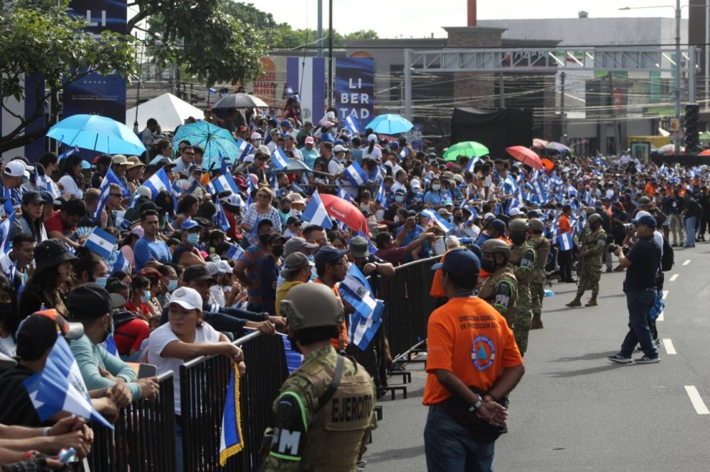 Asistentes al desfile gubernamental del 15 de septiembre. Emerson del Cid