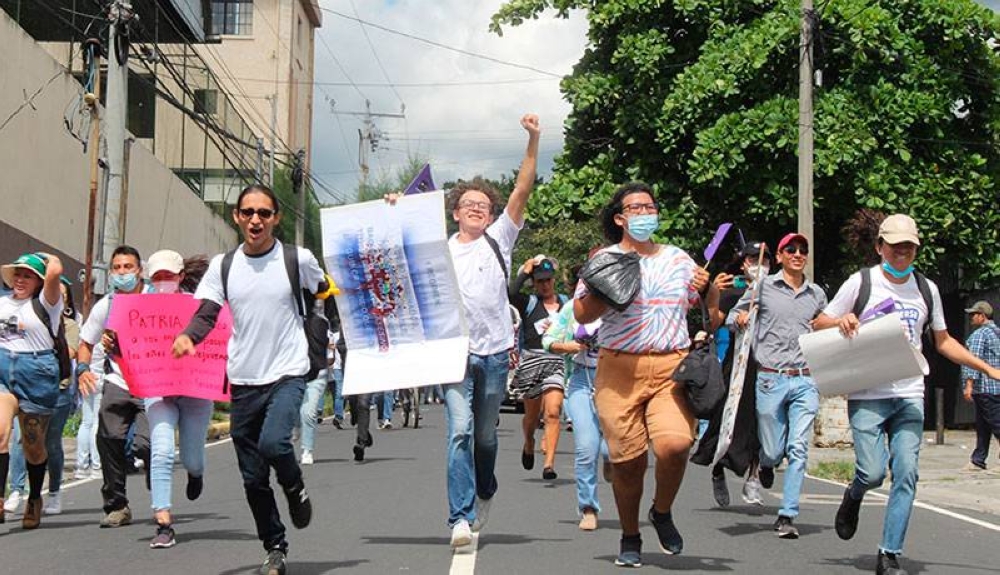 Jóvenes “antifacistas” participaron también en las protestas. / M. Avalos.