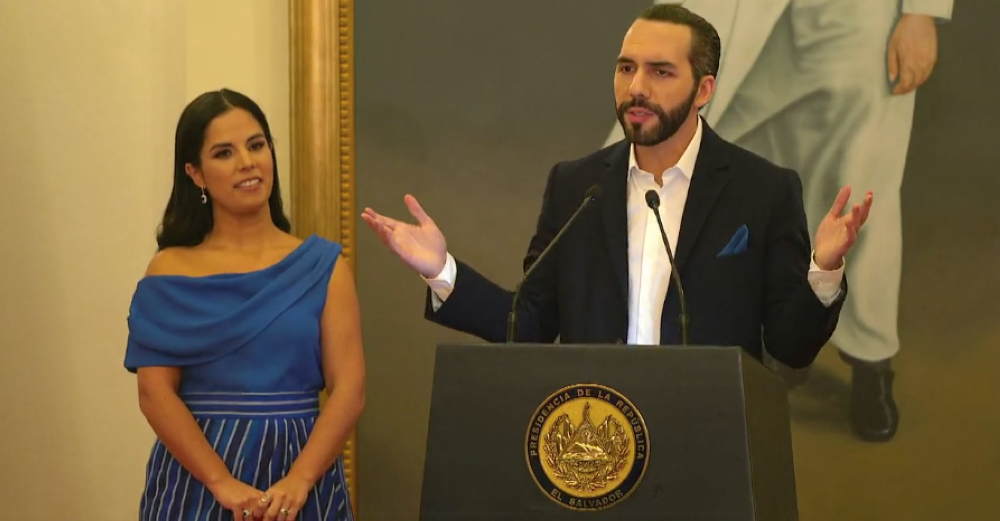 Durante su discurso lo acompañó su esposa, la primera dama, Gabriela de Bukele.