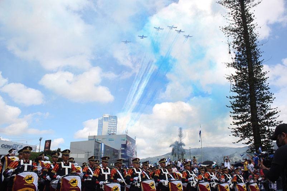 La Fuerza Aérea pinto de azul y blanco los cielos, durante el desfile. / Emerson del Cid