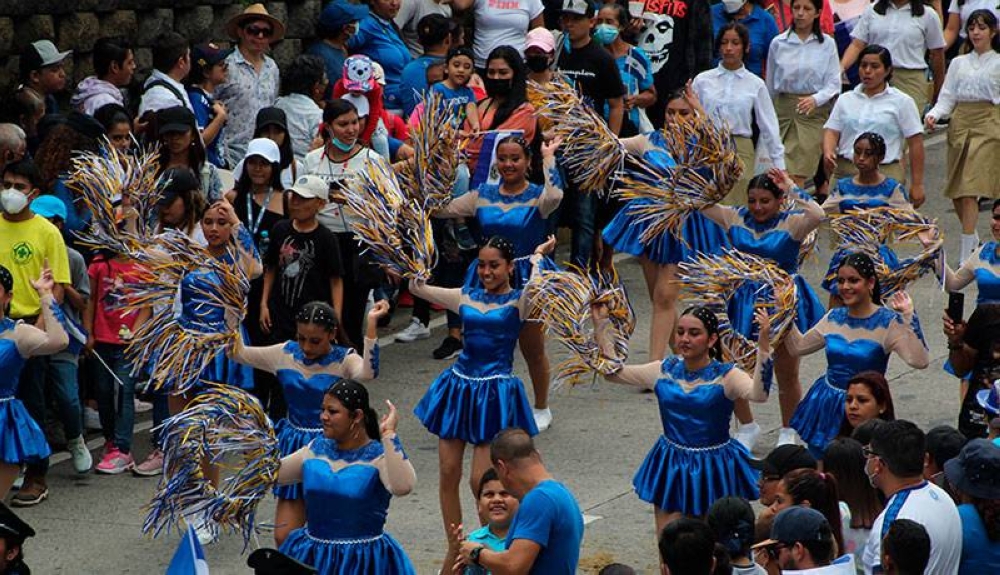 Los estudiantes pusieron la música y el color en este desfile. / E.D.C.