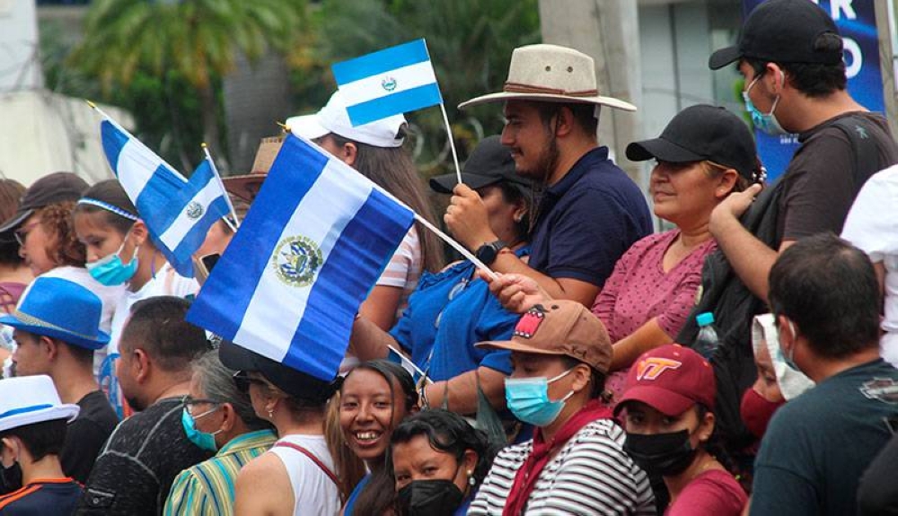 Los salvadoreños hondearon el azul y blanco de la bandera en el desfile. / Mauricio Coreas