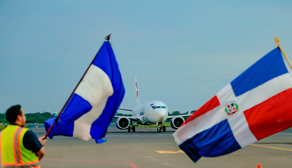El primer vuelo de Arajet dese Santo Domingo llegó la tarde de este sábado a El Salvador