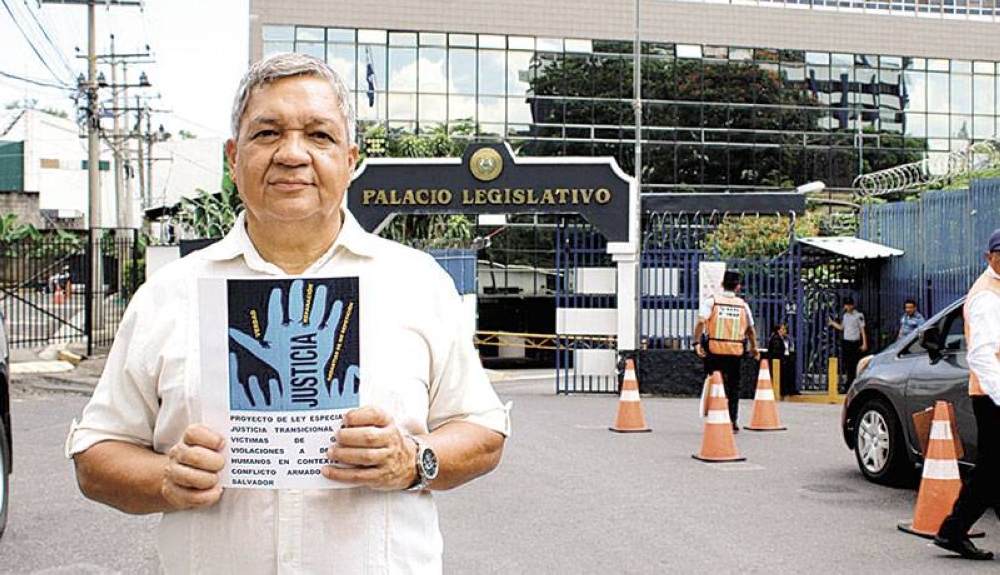 Óscar Pérez preside la fundación que representa a la familia de periodistas asesinados en 1982. Pide a la Asamblea retomar el proyecto de ley que presentaron las organizaciones hace un año. / DEM