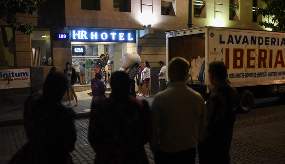 Huéspedes de un hotel en México salen tras el sismo de la madrugada.AFP