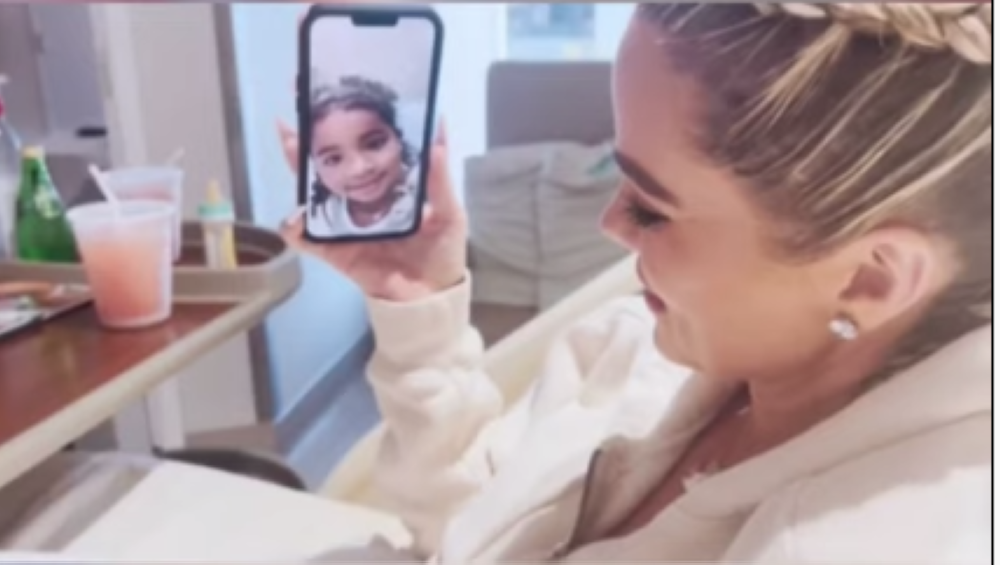 Mediante una videollamada Khloe Kardashian le presenta a su hija True su nuevo hermanito. 