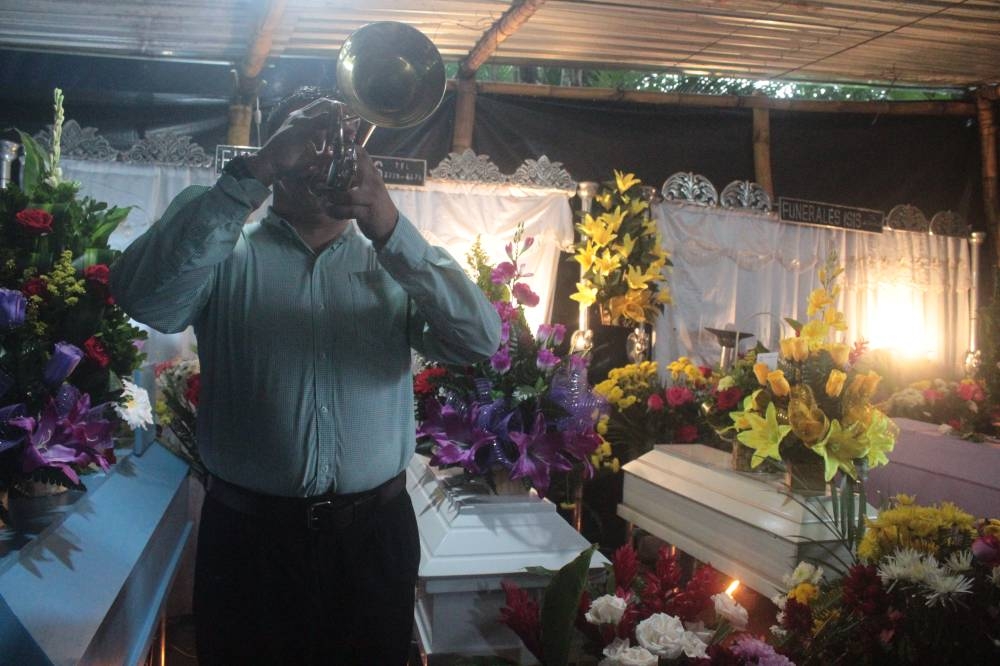 La comunidad les rindió un minuto de silencio a sus muertos. Gabriel Aquino. 