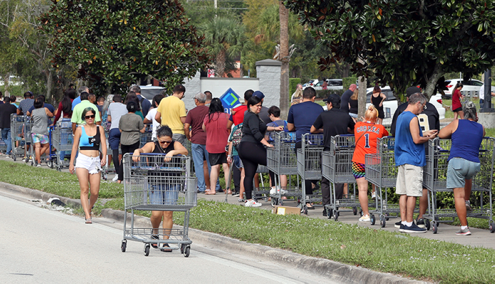Largas filas en busca de agua y alimentos en los supermercados del suroeste de Florida. AFP