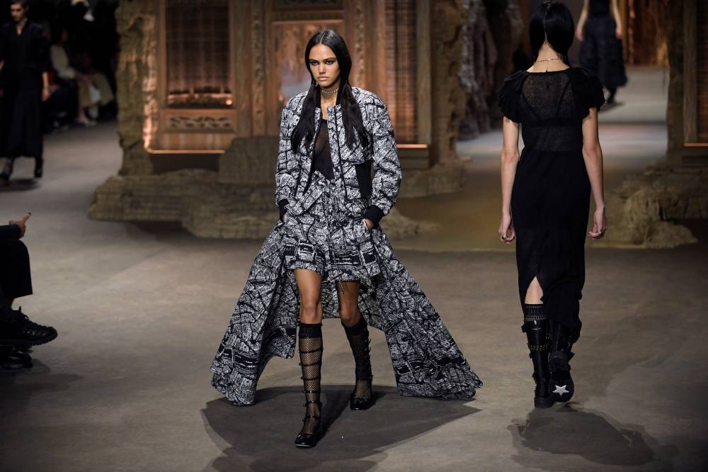 Las modelos presentan creaciones para el desfile de moda Primavera-Verano 2023 de Christian Dior durante la Semana de la Moda de Mujer de París 2022 / AFP