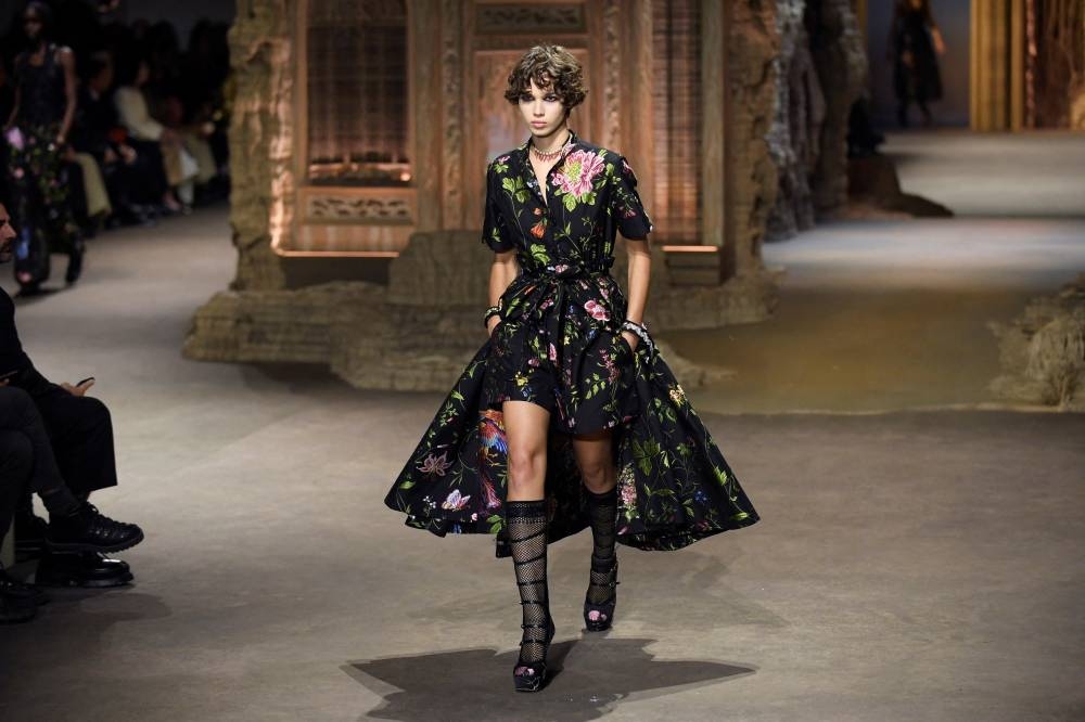 Las modelos presentan creaciones para el desfile de moda Primavera-Verano 2023 de Christian Dior durante la Semana de la Moda de Mujer de París 2022 / AFP