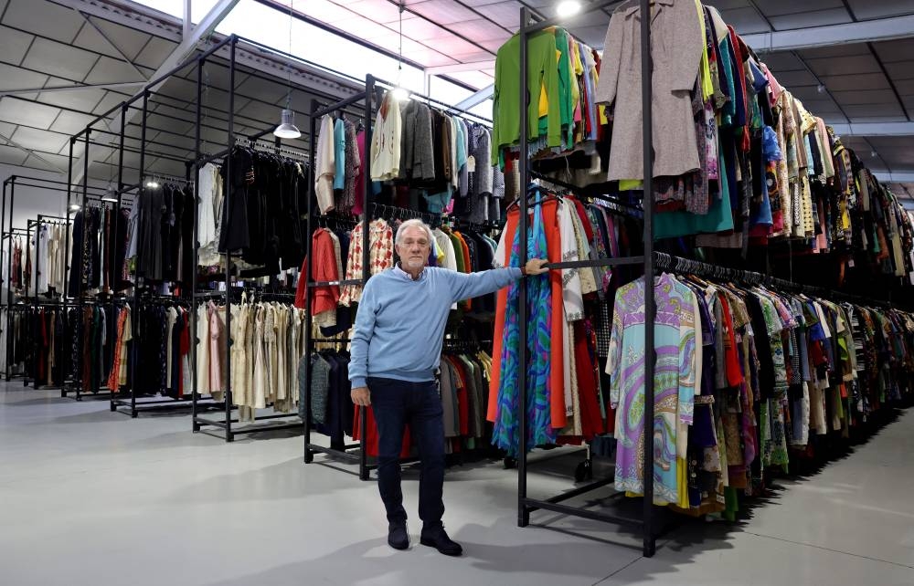 El director general de Peris Costumes, Javier Toledo, posa junto al vestuario a contratar para la industria cinematográfica /AFP