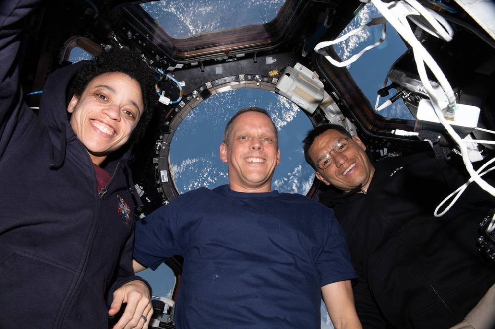 Los astronautas Jessica Watkins, Bob Hines y Frank Rubio posan juntos para un retrato dentro de la cúpula de la EEI.NASA