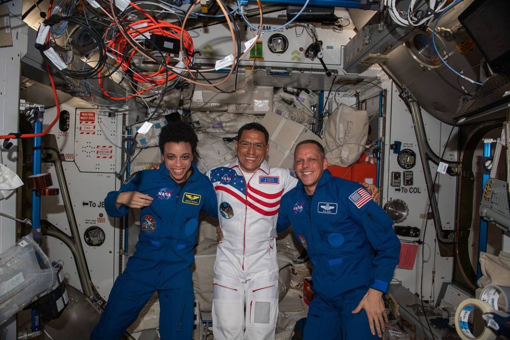 Los astronautas de la NASA saludan al nuevo miembro de la tripulación de la estación, Frank Rubio.NASA