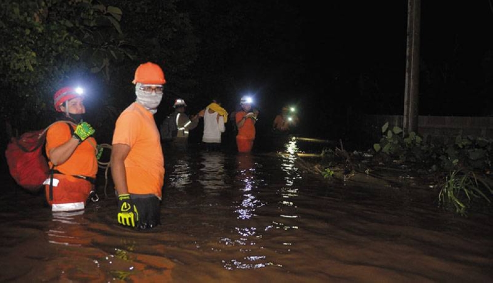 El desbordamiento de un río generó inundaciones en las viviendas de las comunidades Apolonio Morales, 13 de Enero y La Aguja, La Libertad. / Cortesía