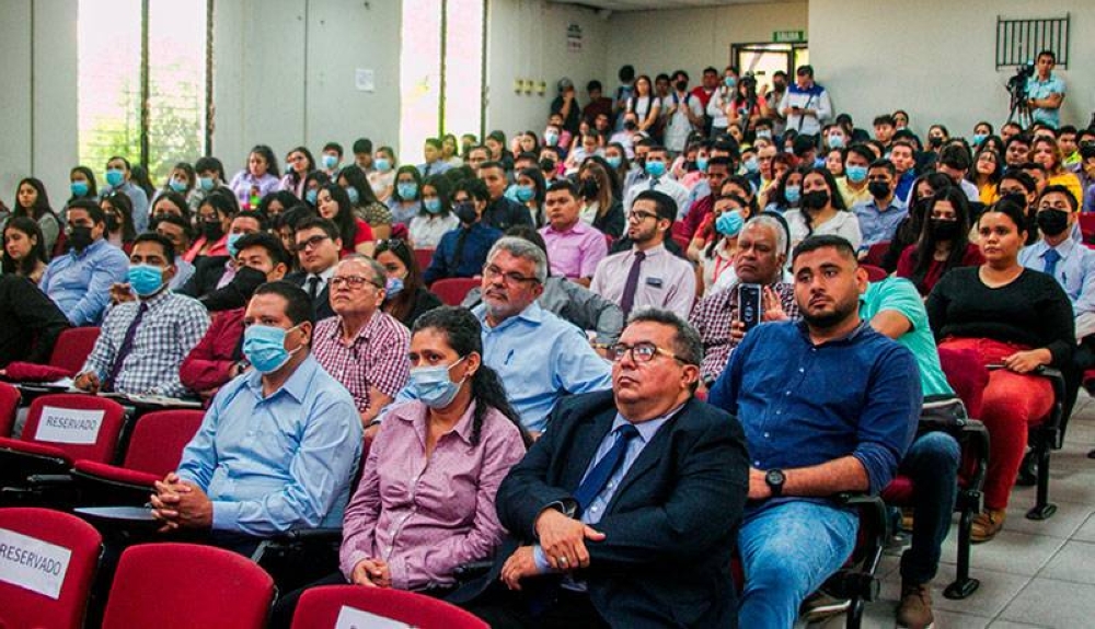 El conversatorio fue realizado en la Facultad Multidisciplinaria de Oriente de la UES.