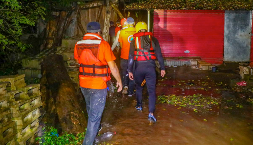 Personal de Protección Civil realiza evacuaciones en el caserio Los Ranchos, San Miguel. PC