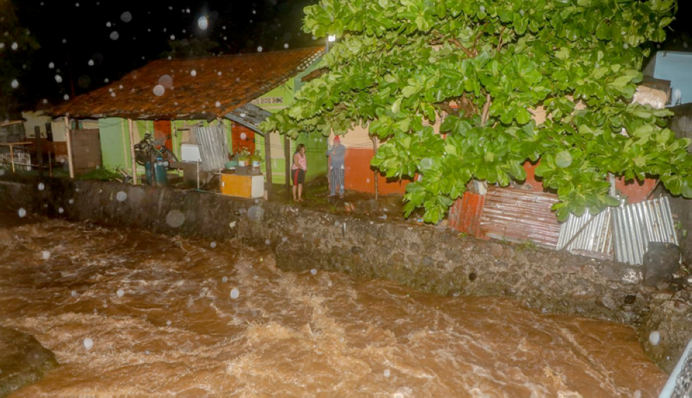 En el sector de La Pesquera y Campo Villalta, en La Unión, la lluvia incremento el nivell agua de la quebrada y la marea bloqueo el desagüe. SPP