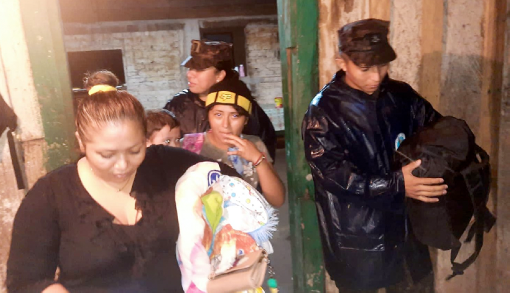En la Laguna Maquigüe, La Unión, miembros de la Fuerza Naval apoyan la evacuación de 20 personas, entre niños y adultos. MD