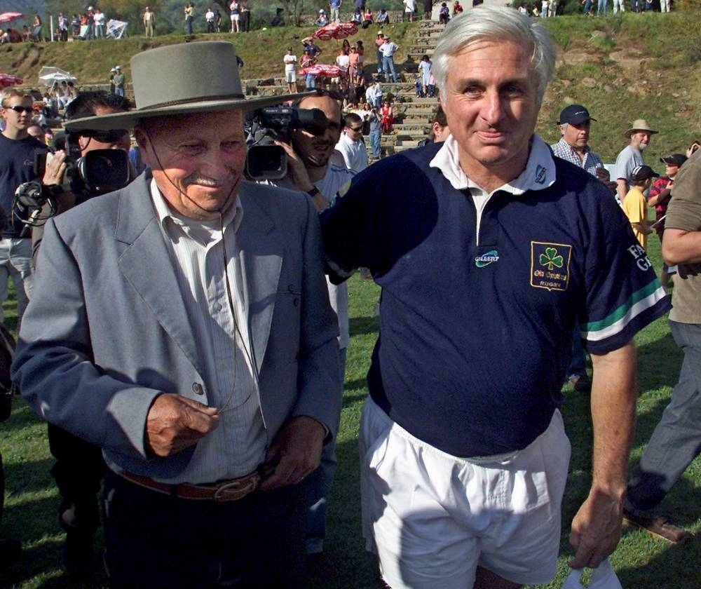 El exjugador de rugby uruguayo Roberto Canessa (derecha) conduce al agricultor chileno Sergio Catalán (izquierda) antes de un servicio conmemorativo en Santiago.