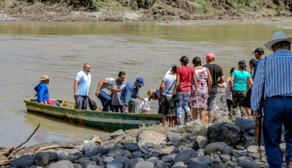 Habitantes de municipios de Dolores, Cabañas con San Ildelfonso, San Vicente, se transportan en lanchas. SDP