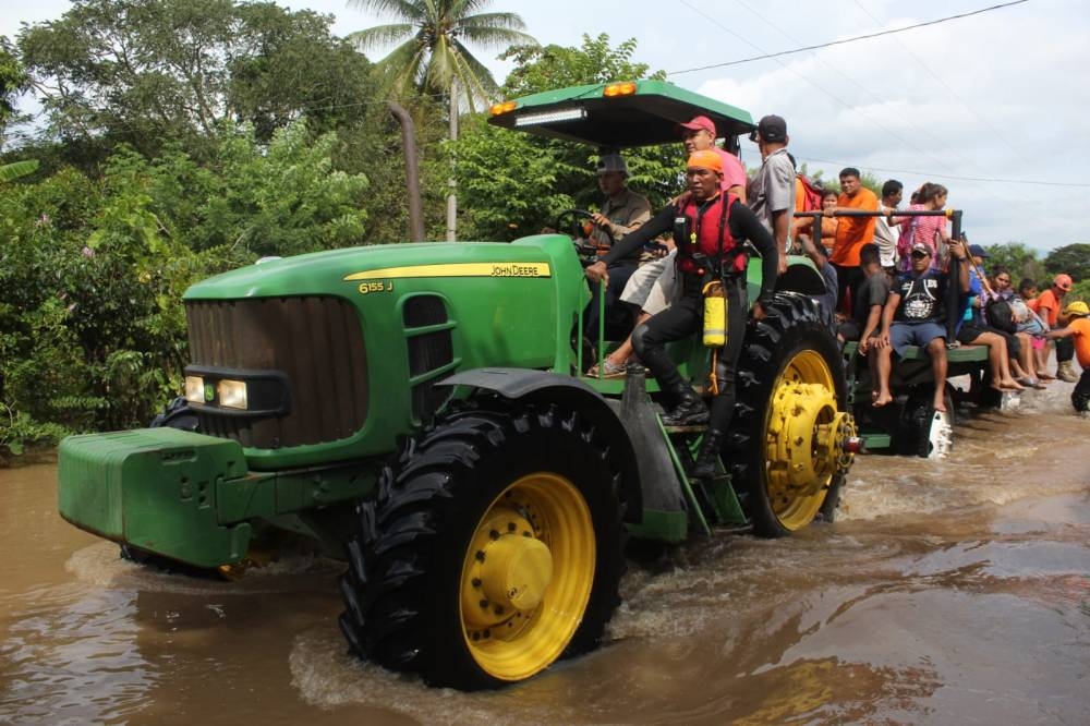 Un lugareño de Puerto Parada prestó unt ractor para evacuar a las personas debido al nivel del agua. Emerson del Cid