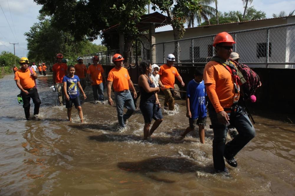 Unas 85 personas aceptaron ser evacuadas este miércoles en Puerto Parada, Usulután. Emerson del Cid