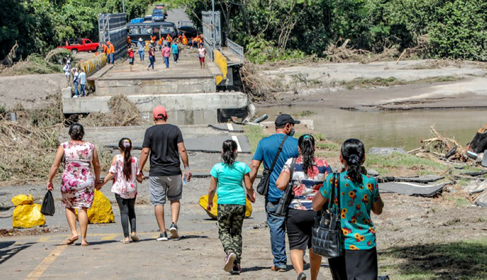 Residentes de municipios de Dolores, Cabañas con San Ildelfonso, San Vicente, frente al puente destruido por la tormenta Julia. SDP
