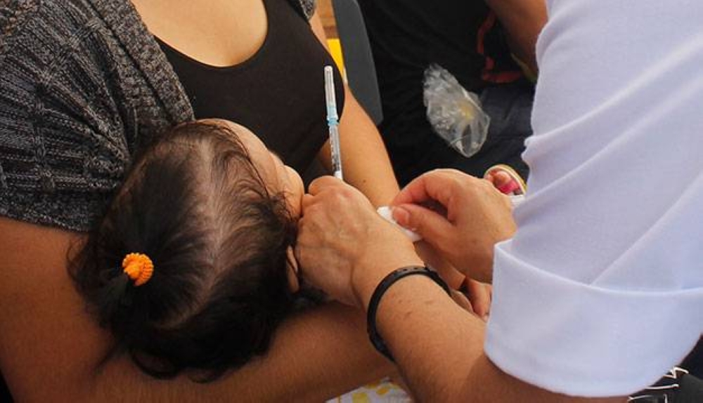 Are there low levels of polio vaccination in El Salvador?