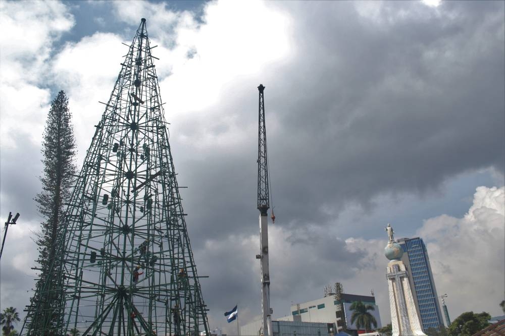 Trabajos de instacion del arbol navideño en El Divino Salvador del Mundo, San Salvador / Gabriel Aquino